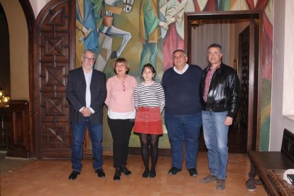 Foto de família dels premiats, entre ells els periodistes José Carlos Monge i Josep Maria Sanuy.