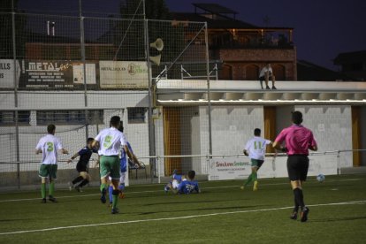 Una acción del partido de ayer entre el Alcarràs y el Balàfia.