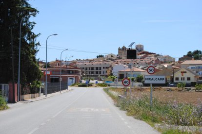 El acceso a la población de Miralcamp desde Mollerussa. 