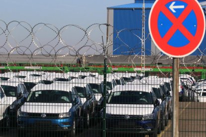 Coches preparados para su venta en una factoría germana.