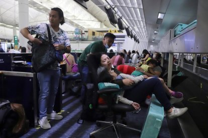 Pasajeros amontonados en el aeropuerto de Hong Kong.