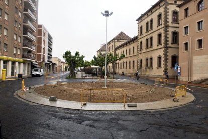 Imatge de la rotonda que es construeix davant la seu del consell de la Segarra.