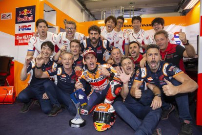 Marc Màrquez celebra amb tot l’equip una nova victòria al Mundial que l’atansa encara més al títol.