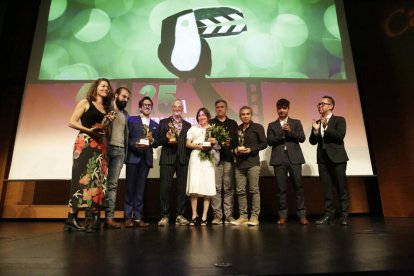 Lola Dueñas, al centre amb el Premi d’Honor, ahir amb alguns dels premiats a la gala final de la Mostra de Cinema Llatinoamericà.