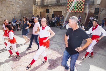 Balcells, al ball de l’eixida amb els Bastoners de l’Esbart Albada.