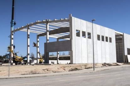 Imagen de la nave de 1.200 metros cuadrados que Grues Nogués está construyendo en Sant Guim de Freixenet. 