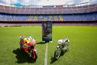 La moto de Marc Màrquez se exhibió en el césped del Camp Nou.