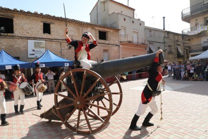 Soldados franceses irrumpen con un gran cañón en Fulleda, ayer, en la sexta edición de la Fira Heroica.