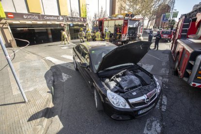 Els Bombers van tancar el pàrquing durant mitja hora.