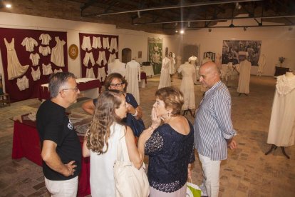 Lectura poètica amb llenceria antiga al Castell del Remei