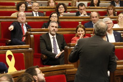 Quim Torra se dirige a Miqueil Iceta, que le replica desde su escaño en el Parlament.