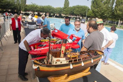 Més de 70 rèpliques de vaixells a escala es van donar cita ahir a les piscines municipals de Tàrrega.