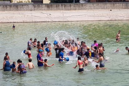 Petits i grans s’ho van passar pipa durant la guerra d’aigua, que va culminar a la bassa.