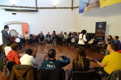 Membres de l’associació Taller Claror, ahir durant una de les sessions musicals.