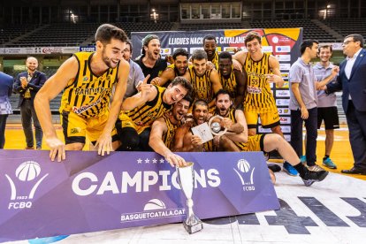 Els jugadors de l’Ilerdauto Nissan Pardinyes celebren el títol de campió al centre del Barris Nord, seu de la final.