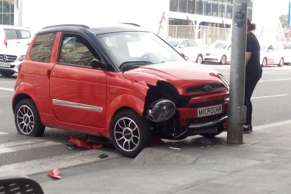 Accident del microcotxe davant de l’estació de trens.