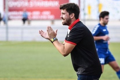 Pablo Petreñas, dirigiendo desde el banquillo durante un partido.