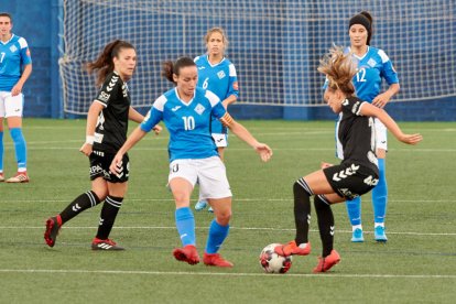 La capitana del AEM, Pixu, pugna por un balón con una rival durante el partido ante el Zaragoza.