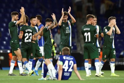 Los jugadores del RCD Espanyol celebran la victoria que les clasifica para la cuarta ronda.