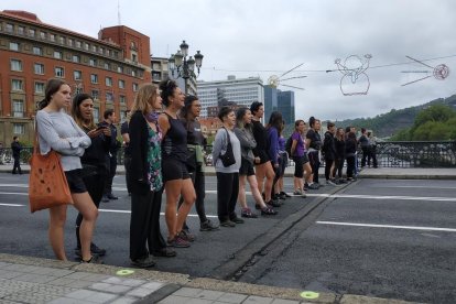 Feministas, ayer, cortando el puente del ayuntamiento de Bilbao.