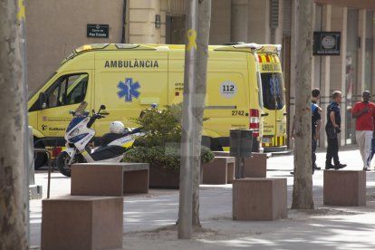 Una ambulància va traslladar l'home a l'Arnau de Vilanova.