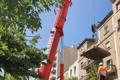 Una gran grúa desplazó material pesado al interior de la clínica.