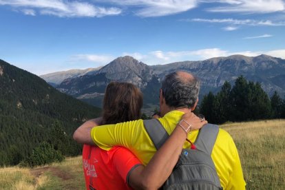 El president, Quim Torra, i la seua esposa, durant una excursió pel Berguedà.