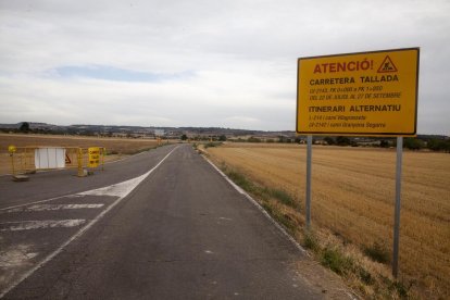 La carretera LV-2143, cortada por obras de mejora. 