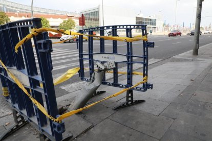 Vista del fanal contra el qual va xocar el cotxe a Edil Saturnino.