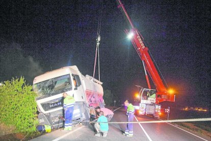 El camión de la C-14.  madrugada de ayer la C-14 en Tàrrega para retirar un camión. 