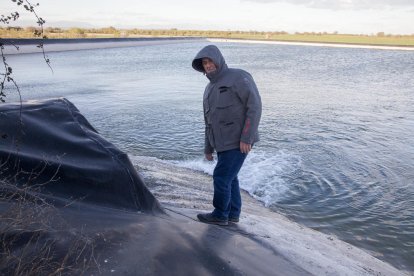 El vicepresident del Canalet, Justo Minguella, en una bassa.