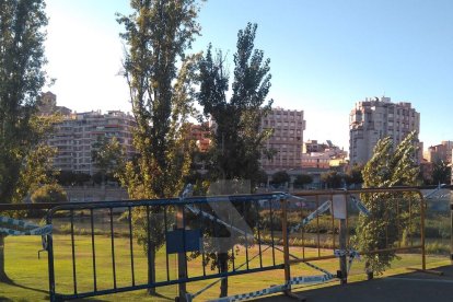 Vallas en lugar de cristal en la pasarela de los Camps Elisis de Lleida.