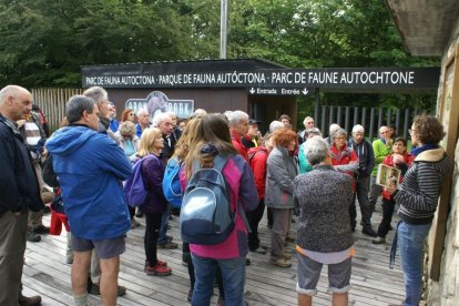 Imagen de visitantes en el parque de fauna de la Val d’Aran.