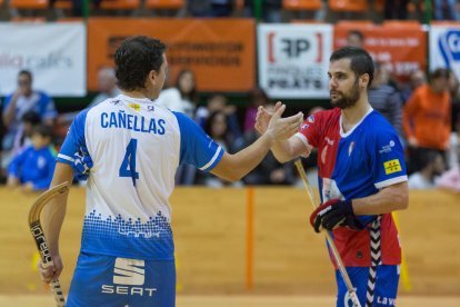 Cañellas saluda a Oriol Vives tras el duelo en Lleida.