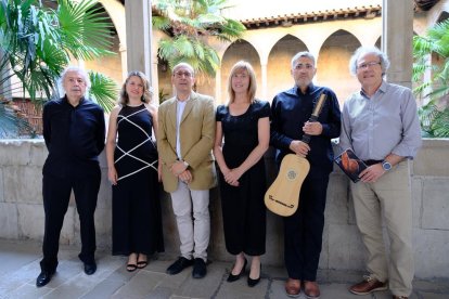 Màrius Bernadó (3º por la izquierda), junto a músicos y cantantes de La Follia Consort y Antoni Balasch.