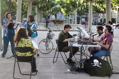 El públic va poder seguir ahir a la tarda l’assaig obert d’aquesta obra al Pati de Tàrrega.