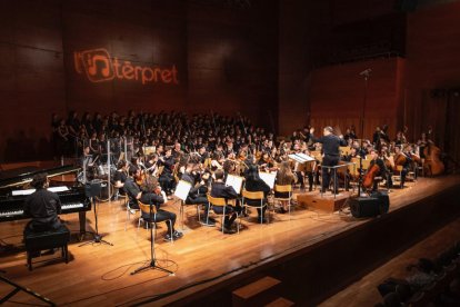 Los más de 300 alumnos de L’Intèrpret en el escenario del Auditori.