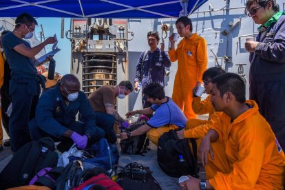 Fotografia distribuïda pels EUA que mostra mariners rescatats dels vaixells atacats.