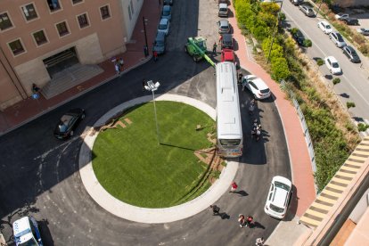 Imatge de l’autocar a la rotonda de Jaume Balmes.