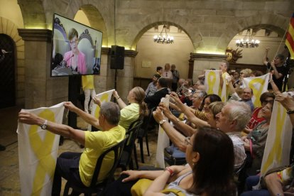 Les persones que van seguir el ple des d’una pantalla al pati de la Paeria es van mostrar efusives.