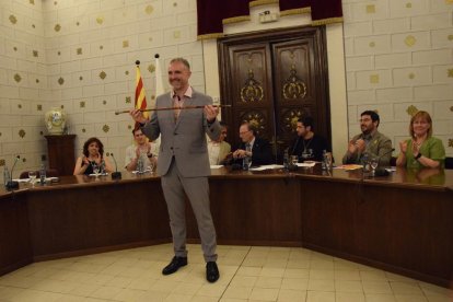 Jordi Fàbrega, de Junts per La Seu, con la vara alcalde tras asumir ayer el cargo.