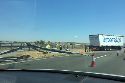 Vista del camió accidentat ahir a l’A-2 a Bellpuig.