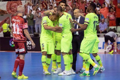 Boyis i Arthur consolen Leo Santana al fallar el penal decisiu, que va donar el triomf a ElPozo Múrcia.