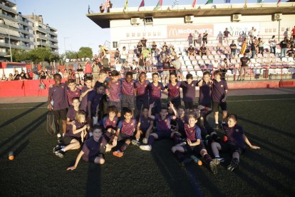 Els equips aleví, amb la samarreta blaugrana, i benjamí, amb la d’entrenament, ahir celebrant les victòries als tornejos.