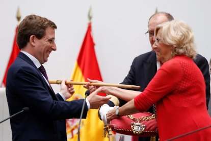 Manuela Carmena entrega el bastó de comandament a José Luis Martínez Almeida.