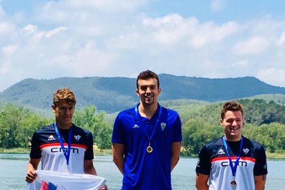 Ferran Julià, al podi després de proclamar-se campió d’Espanya al llac de Banyoles.