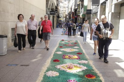 Les catifes del Corpus tornen a guarnir l'Eix Comercial