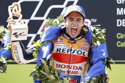 Marc y Àlex, con los trofeos que ganaron en el circuito de Montmeló.