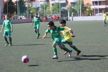 Dos jugadores disputan un balón en uno de los partidos de la Copa Valors.