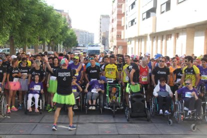 Foto de grupo de los participantes de la carrera sobre la línea de salida en los momentos previos a la disputa de la prueba.